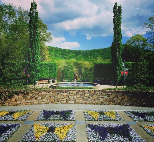 Serenity Cottage❤️Hot Tub Parkway Retreat w/ kitchen & patio garden