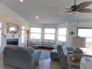 Älytelevisio, takka, kirjoja, videokirjasto