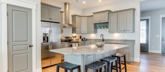 Walk to Atlantic Park by the Beach and Boardwalk (408B)