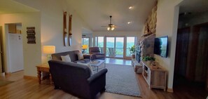 LCD-televisio, DVD-soitin, pöytätennispöytä, kirjoja