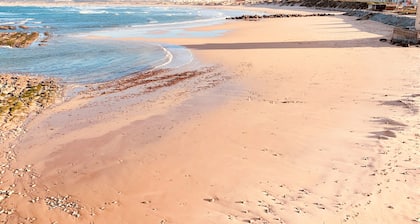 Maisonnette avec Patio Privé à 200 mÚtres, 3 mn à pied, Plage de Peniche