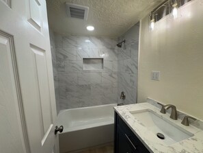 Hair dryer, towels, soap, shampoo - Fast WiFi | Foosball | Close to Conference Centers. (Midvale)