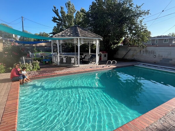 Outdoor pool - Fast WiFi | Foosball | Close to Conference Centers. (Midvale)