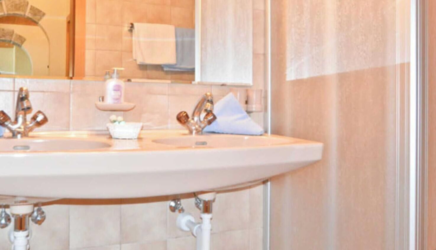 Hårføner og håndklær