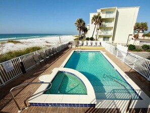 Una piscina al aire libre, una piscina climatizada