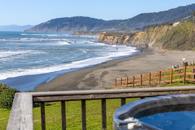 Stunning oceanfront views, beach, hot tub