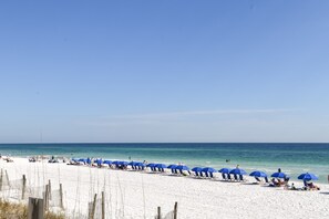 On the beach - Coastal, upgraded, & luxurious w/beach and pool views! ✨ (Fort Walton Beach)