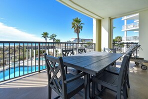 Outdoor dining - Coastal, upgraded, & luxurious w/beach and pool views! ✨ (Fort Walton Beach)