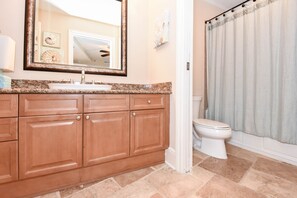 Combined shower/tub, hair dryer, towels, toilet paper - Coastal, upgraded, & luxurious w/beach and pool views! ✨ (Fort Walton Beach)