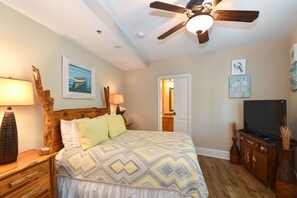 4 bedrooms, iron/ironing board, free WiFi, bed sheets - Coastal, upgraded, & luxurious w/beach and pool views! ✨ (Fort Walton Beach)