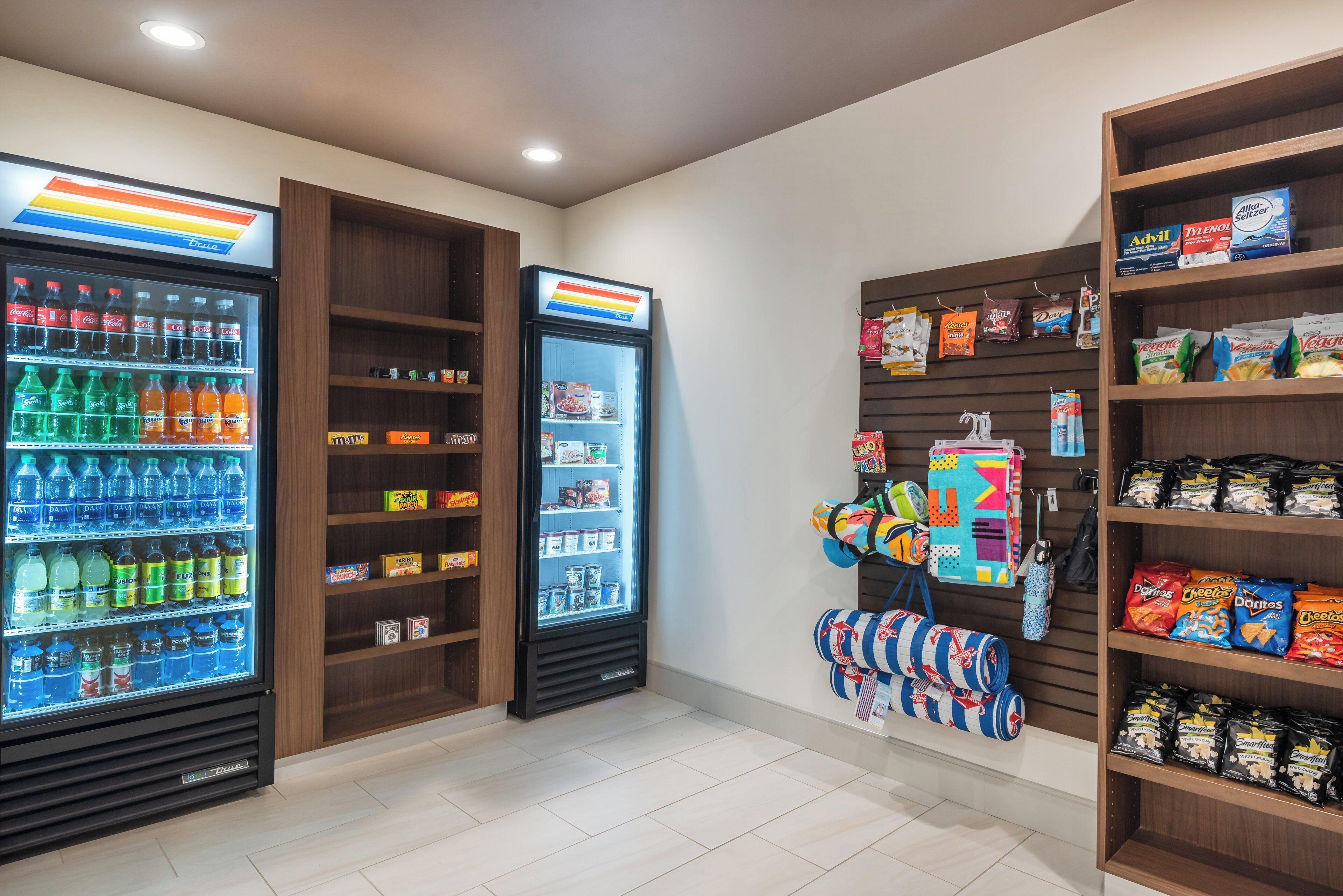 Espaço de distribuição automática com bebidas e lanches variados.