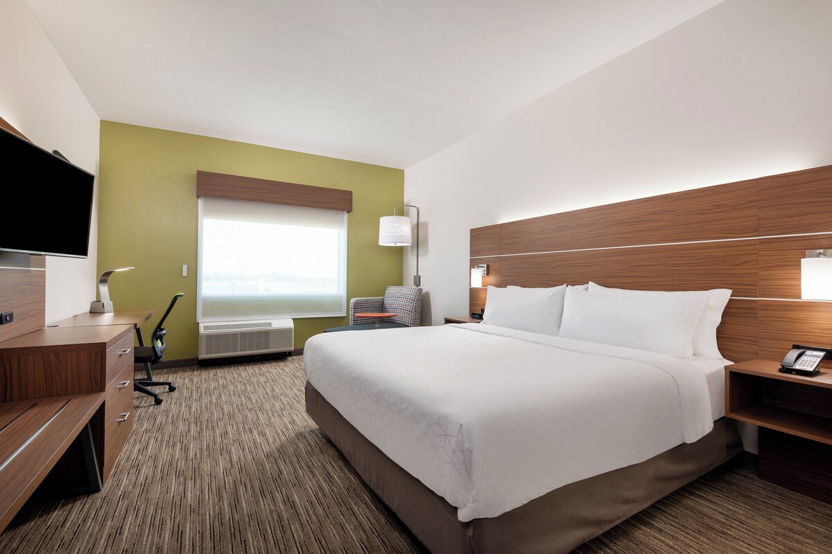 Standaard kamer, 1 kingsize bed, toegankelijk voor mindervaliden (Comm, Mobil, Transfer Shower) | Een kluis op de kamer, een bureau, verduisterende gordijnen