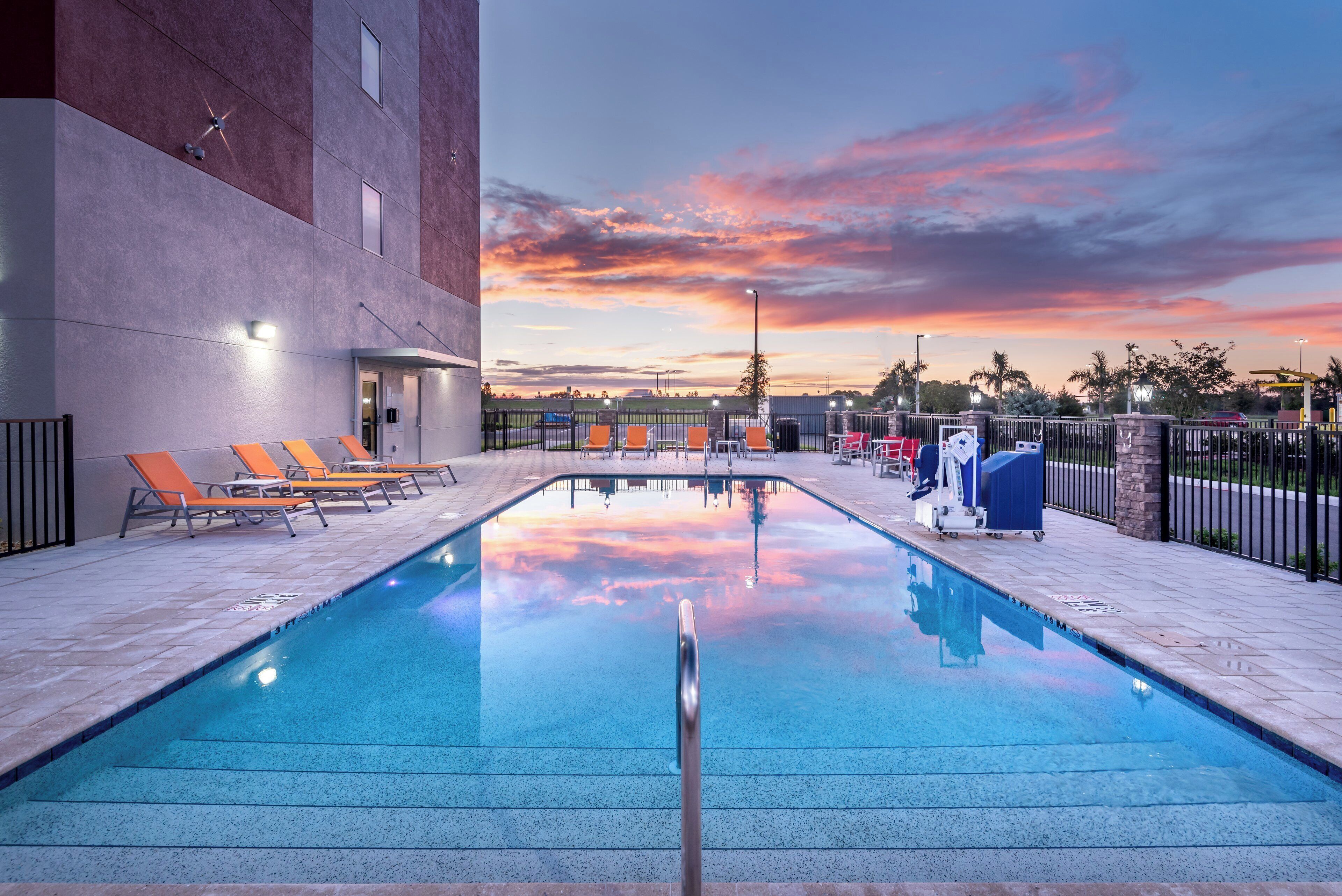 Piscina externa, funciona das 7h às 22h, espreguiçadeiras
