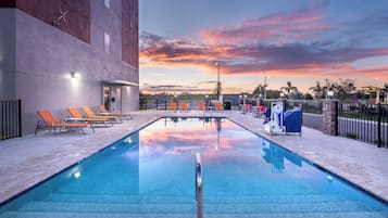 Piscina externa, funciona das 7h às 22h, espreguiçadeiras