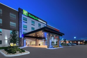 A Holiday Inn Express & Suites building with a modern facade, large windows, and a covered entrance area. - Holiday Inn Express & Suites Punta Gorda by IHG (Punta Gorda)