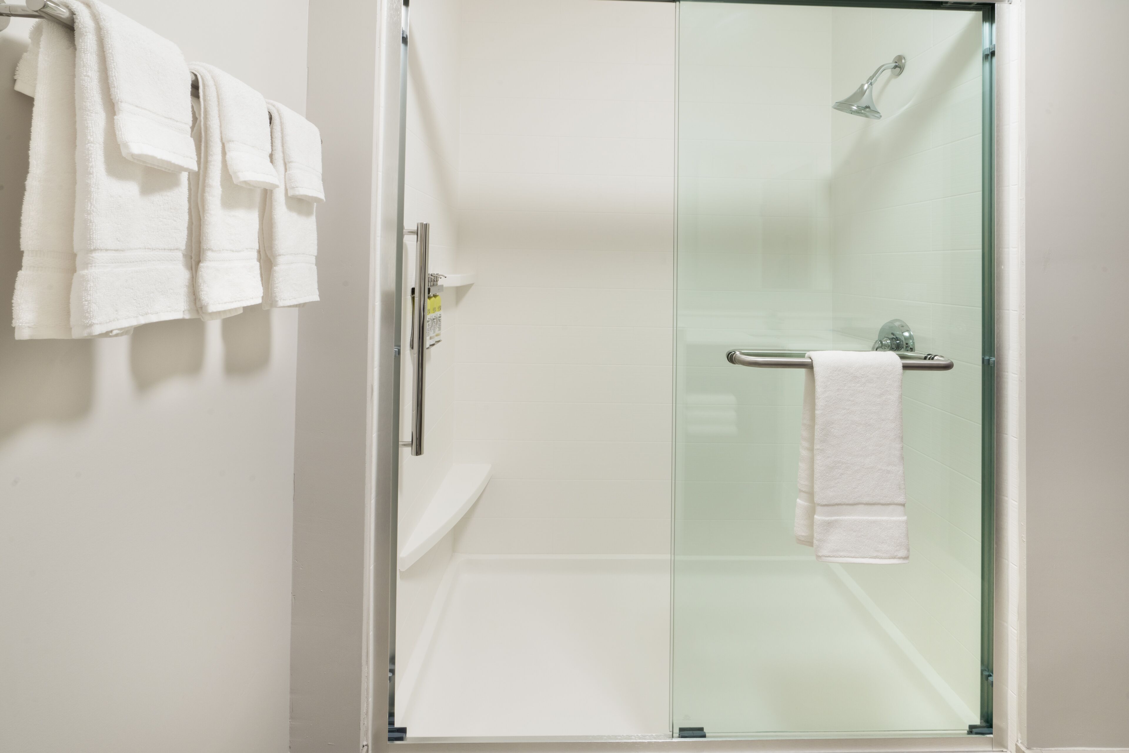 Donsdekens, een kluis op de kamer, een bureau, een laptopwerkplek