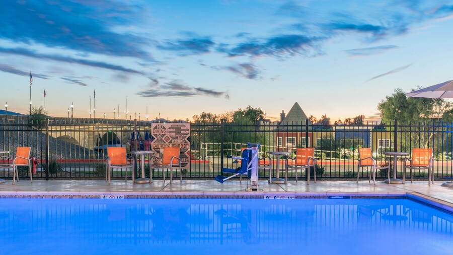 Holiday Inn Express & Suites Lake Havasu - London Bridge by IHG