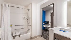 Ein modernes Badezimmer mit Badewanne, Dusche und Waschtisch mit Spiegel.