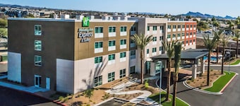 Holiday Inn Express & Suites Lake Havasu - London Bridge by IHG