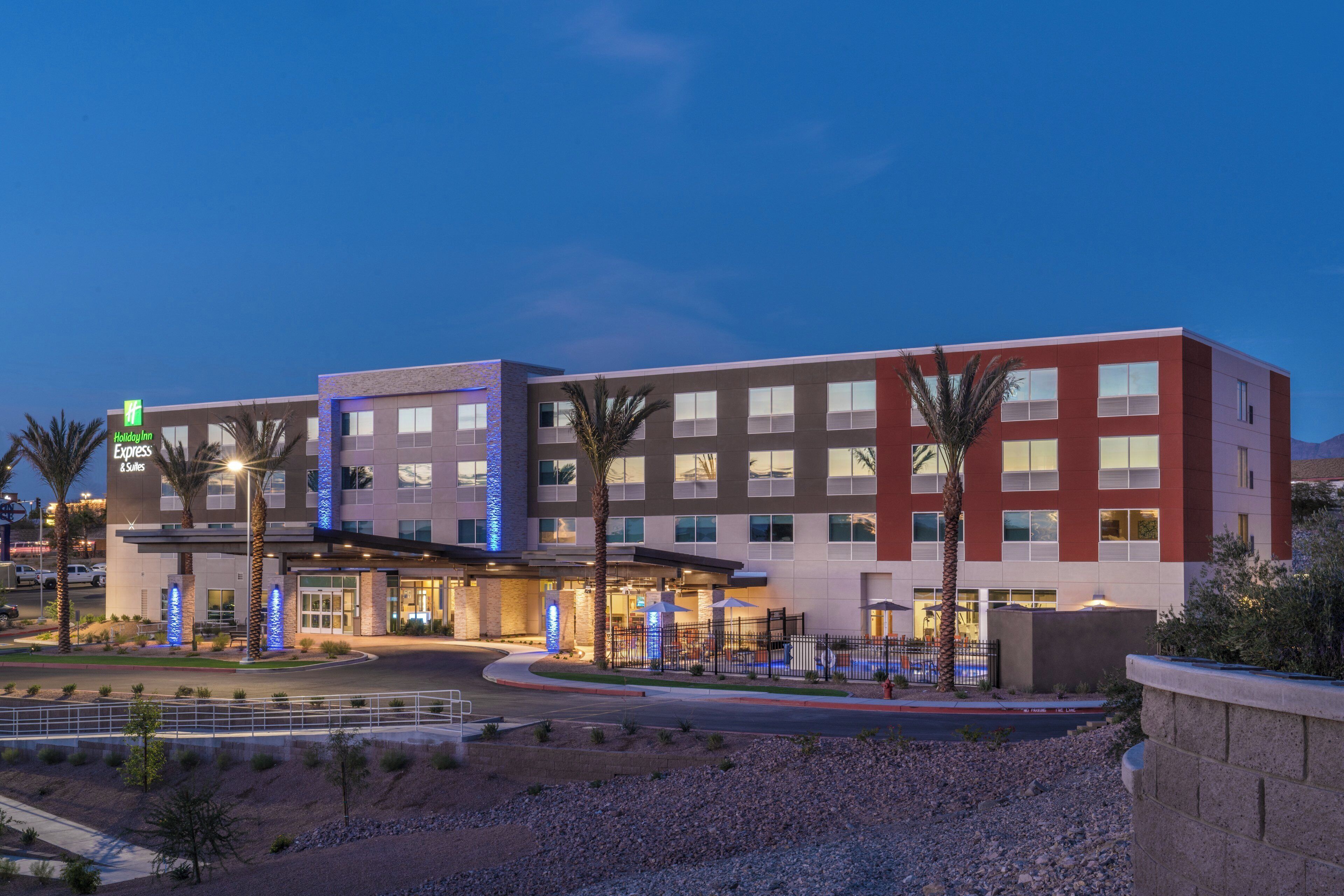 Ein Holiday Inn Express Hotel mit modernem Design, das eine markante Eingangshalle, eine Außen-Sitzgelegenheit und einen angelegten Innenhof bietet.