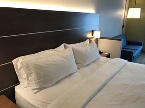 In-room safe, individually decorated, individually furnished, desk - Holiday Inn Express & Suites Hannibal - Medical Center by IHG (Hannibal)