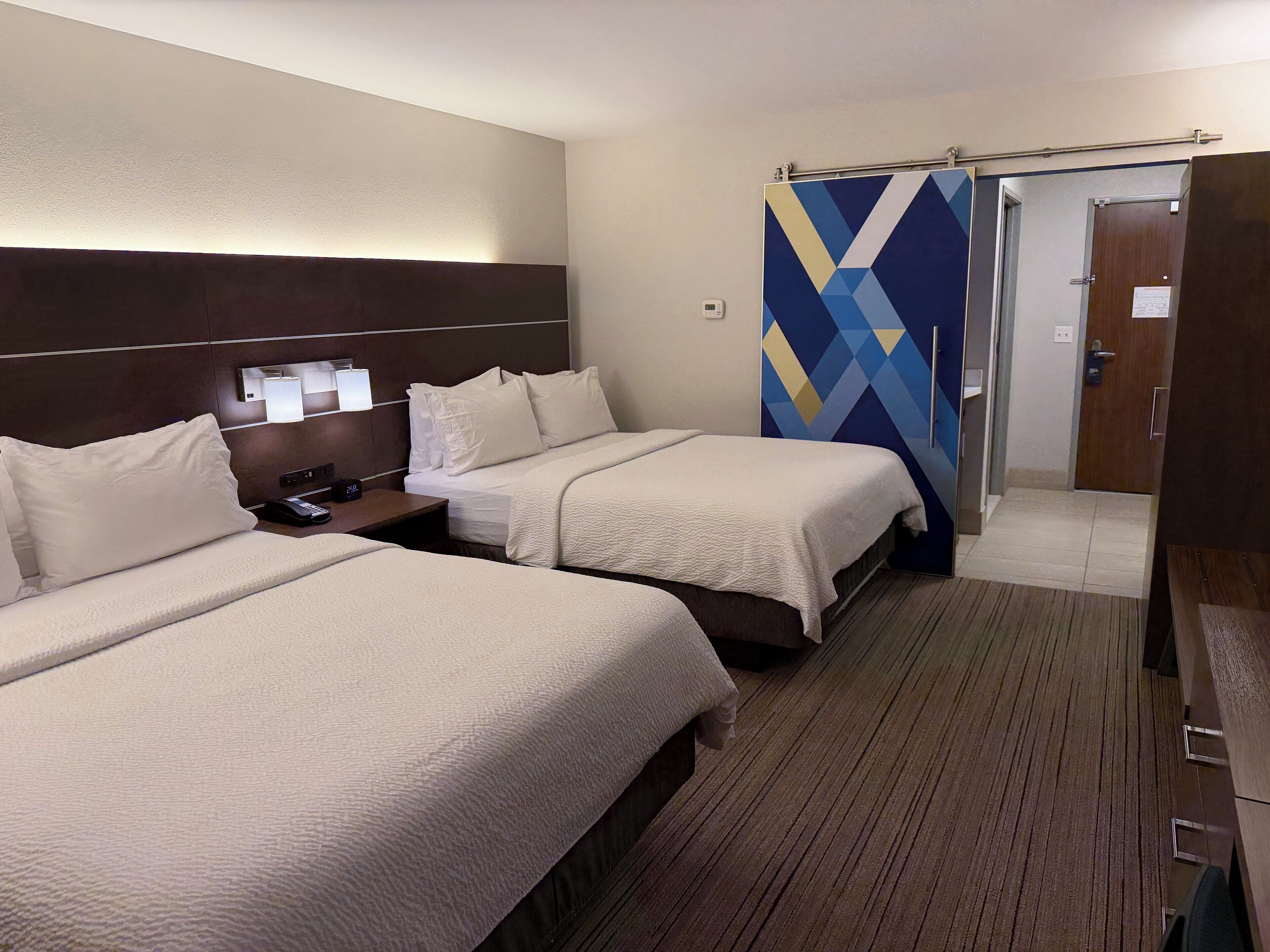 객실 내 금고, 각각 다른 스타일의 인테리어, 각각 다르게 가구 비치, 책상