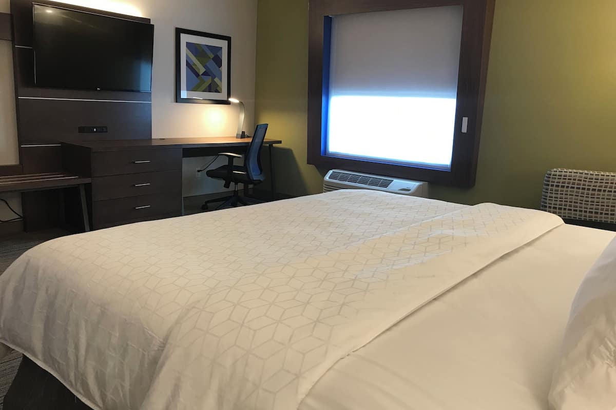 standard room, 1 king bed (walk in shower) | in-room safe, individually decorated, individually furnished, desk