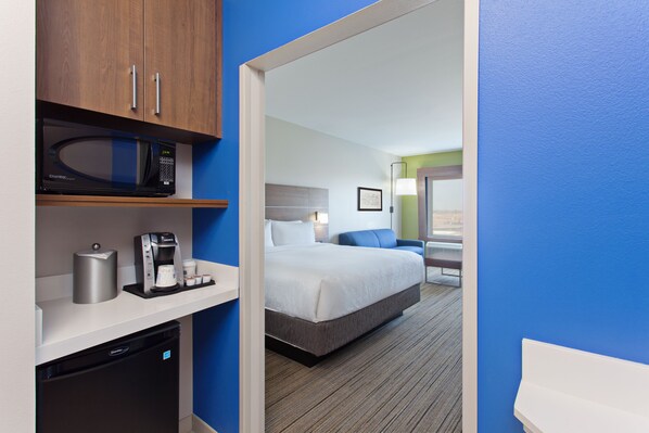 A hotel room with a bed, a microwave, a coffee maker, and a mini-fridge. - Holiday Inn Express & Suites Moses Lake by IHG (Moses Lake)