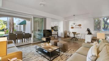 Smart TV, libros y estéreo