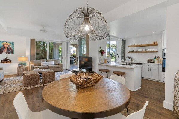 TV connectée, livres, chaîne hi-fi