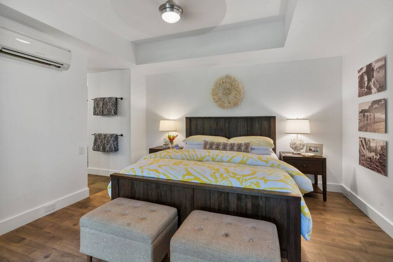1 chambre, bureau, fer et planche à repasser, lit de bébé portatif
