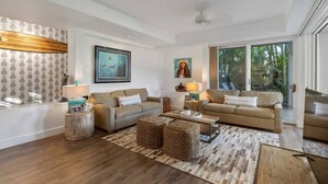 Un salon moderne avec un ensemble de canapés, une table basse et un tapis à motifs.