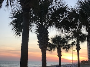 Sur la plage, chaise longue