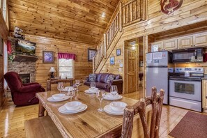 Interior - 5'O clock Somewhere-  Hot Tub, Game Room, WIFI, FREE attraction tickets!!! (Sevierville)