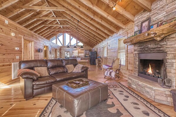 TV, peis, DVD-spiller og stereoanlegg