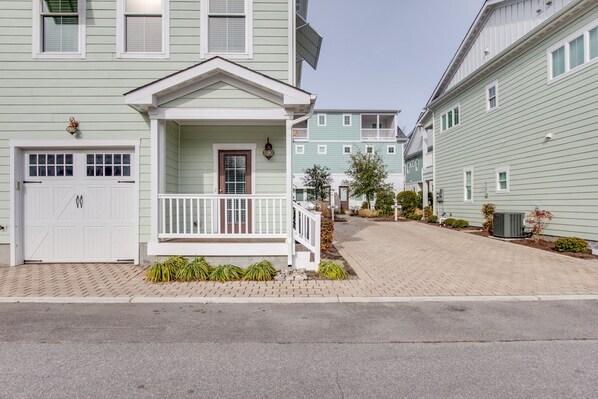 Exterior - 2BR Virginia Beach townhouse with king suite, balcony, WiFi, parking. (Virginia Beach)