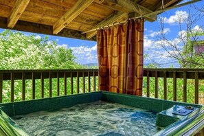 Outdoor spa tub - Brother Bear,  Free Attraction Tickets, Hot Tub, WIFI!!! (Sevierville)