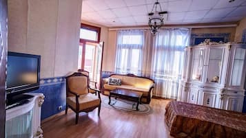 In-room safe, desk, soundproofing, free WiFi