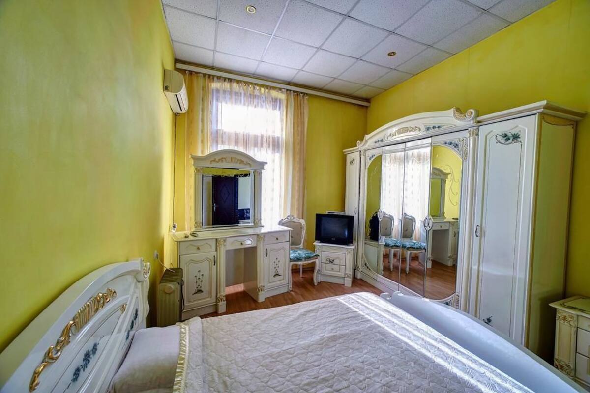 Double or Twin Room | In-room safe, desk, soundproofing, WiFi (free)