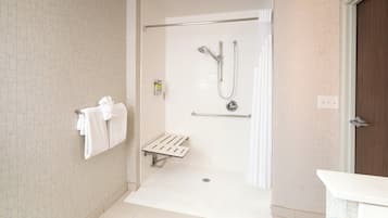 Et moderne badeværelse med bruseniche, toilet og håndvask.