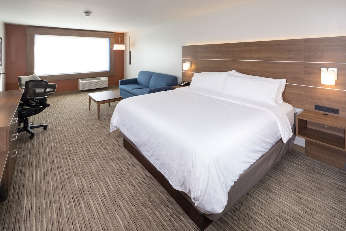 Suite, 1 King Bed (Additional Living Area) | In-room safe, desk, laptop workspace, blackout drapes