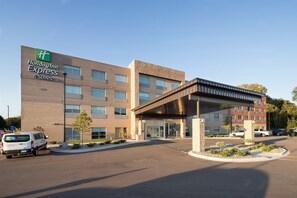 Exterior - Holiday Inn Express and Suites Kalamazoo West by IHG (Kalamazoo)