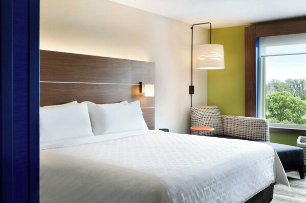 高級寢具、特厚豪華床墊、房內夾萬、書桌