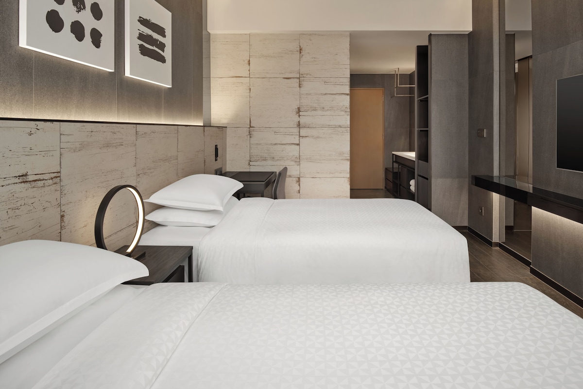 Chambre, 2 lits jumeaux, vue sur la ville | Literie de qualité, coffre-fort, bureau, rideaux d’obscurcissement
