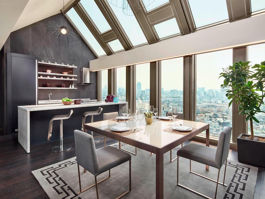 Ático, 1 cama de matrimonio grande, vistas a la ciudad (Balcony) | Ropa de cama de alta calidad, caja fuerte, escritorio y cortinas opacas