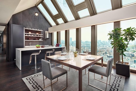 Ropa de cama de alta calidad y caja de seguridad en la habitación . Four Points by Sheraton Seoul Gangnam