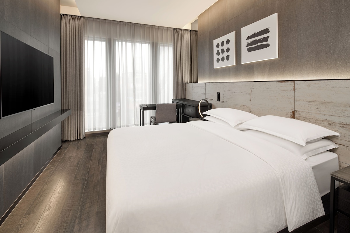 Chambre, 1 grand lit, vue sur la ville | Literie de qualité, coffre-fort, bureau, rideaux d’obscurcissement