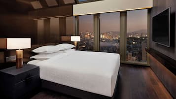 Penthouse, 1 Katil Raja (King), City View (Balcony) | Peralatan tempat tidur premium, peti besi dalam bilik, meja