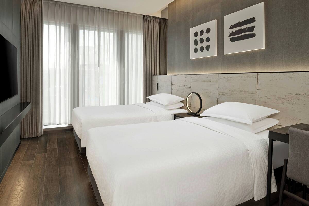 Ropa de cama de alta calidad y caja de seguridad en la habitación 