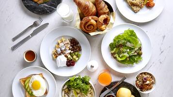Daily buffet breakfast (KRW 40000 per person)